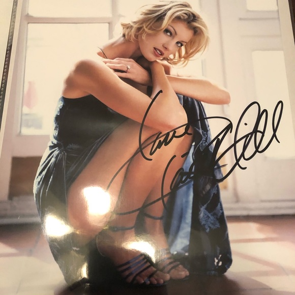 Faith hill signed with COA 🖊 - Picture 3 of 4
